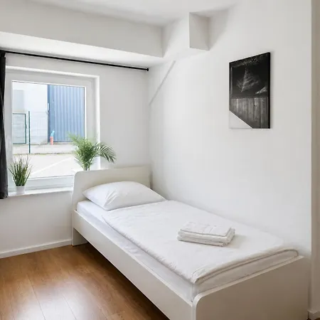 Moderne Einzelzimmer Mit Eigenem Bad & Gemeinschaftskueche Lägenhetshotell