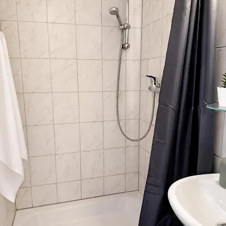 Moderne Einzelzimmer Mit Eigenem Bad & Gemeinschaftskueche 3*